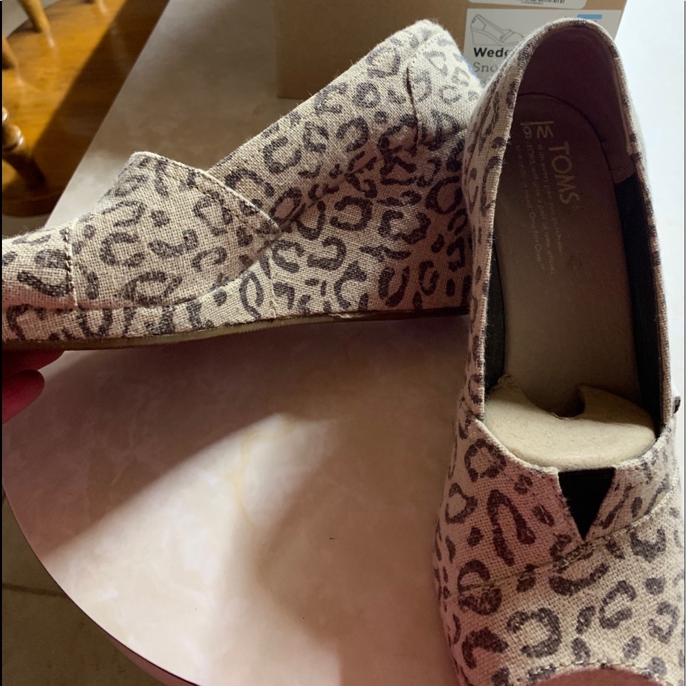 Tom’s wedge shoes size 6